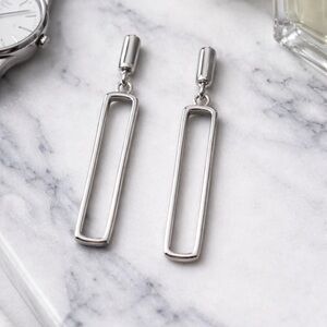 Modern Minimalist Geometric Drop Earrings
Sleek. Clean. Architectural.
